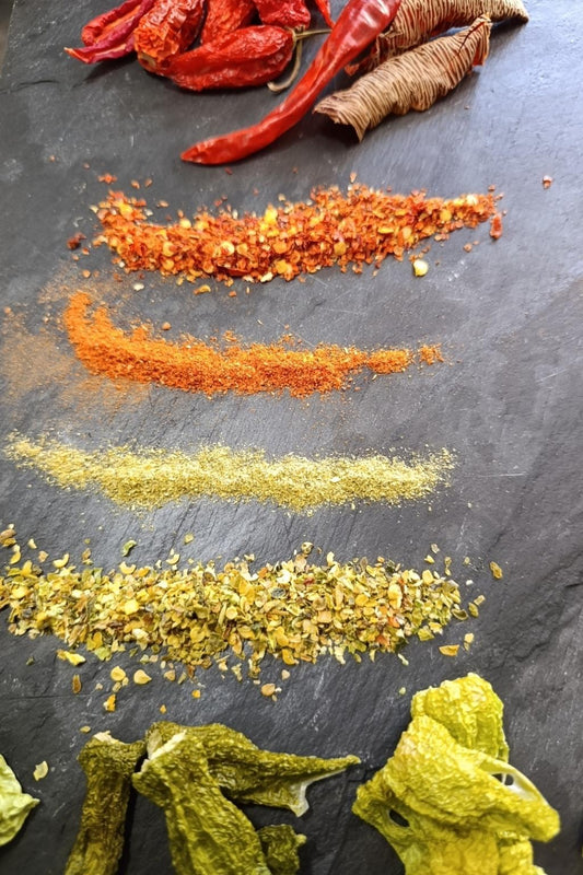 Piments forts séchés entiers et flocons sur ardoise - techniques de préparation en cuisine