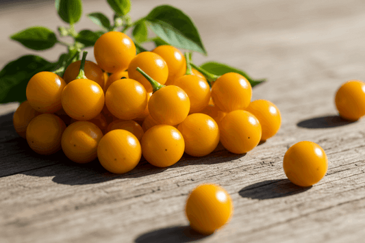 piment aji charapita sur une planche de bois