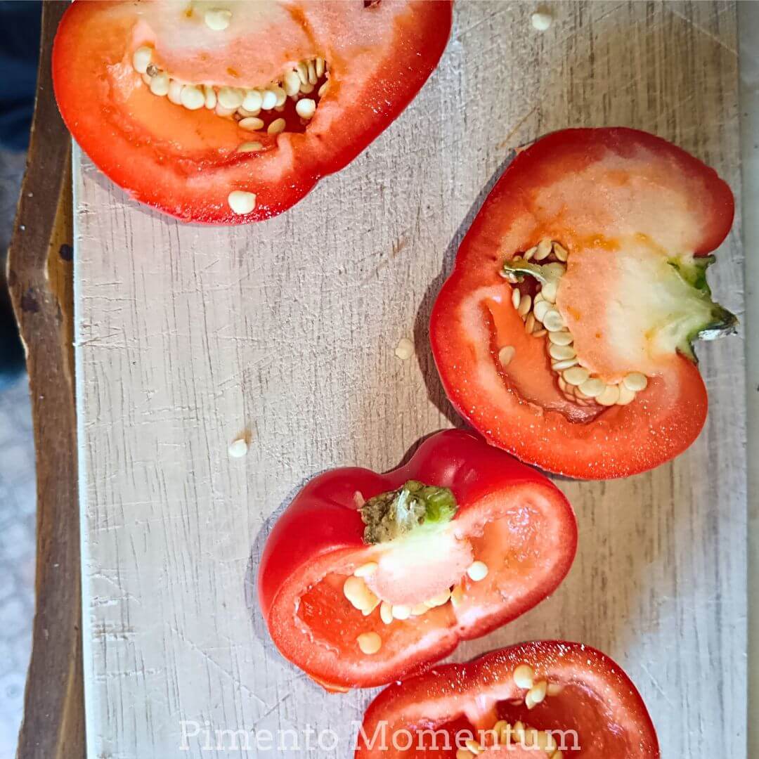 piment paprika rouge Alma de Hongrie découpés en deux, graines visibles, chair épaisse, belle couleur rouge.
